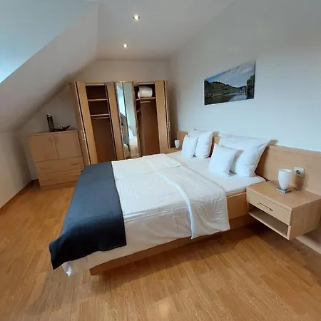 Weingut Licht-stadtfeld Bed & Breakfast *