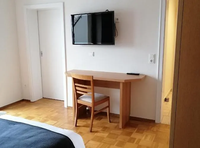 Weingut Licht-stadtfeld לינה וארוחת בוקר 3*