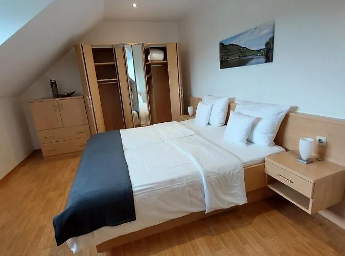 Weingut Licht-stadtfeld לינה וארוחת בוקר 3*